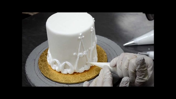 Designing a cake out with buttercream, Easy Cake Decorating