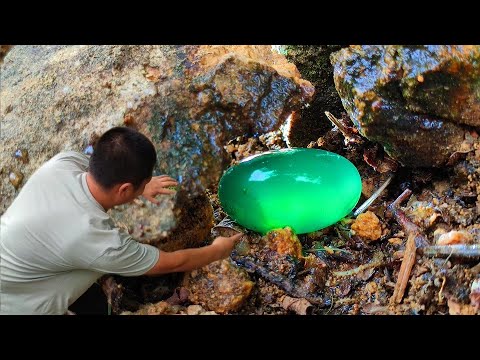 An emerald ball lay quietly among the rocks in the deep mountains. Diamond