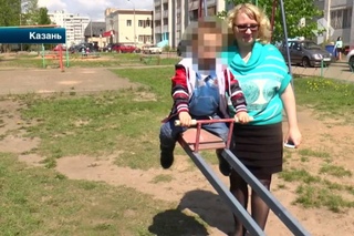 Няня избивает ребенка