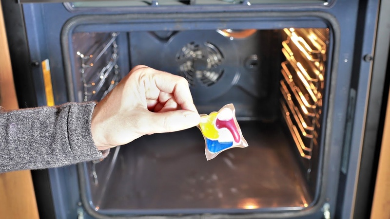 Conoscevi questo trucco per pulire il forno senza