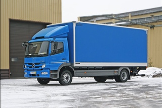 Mercedes Atego 1222 изотермический фургон с подъемной шторкой и гидробортом Palfinger