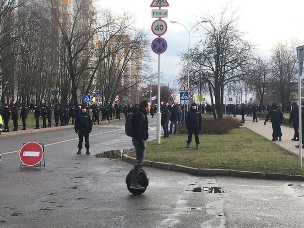 Белорусы второй день подряд протестуют против дальнейшей интеграции с Россией Пока улицы и площади Минска заполняют возмущенные «союзом с имперским» соседом, к российскому посольству стягивают