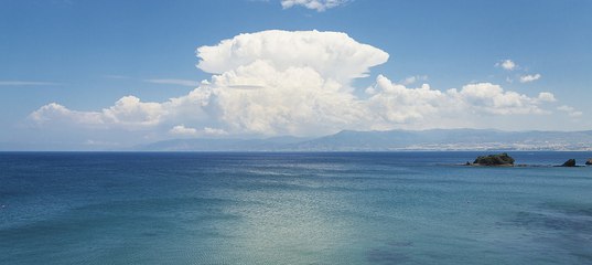 пляж на средиземном море. тирренское море вода. берег средиземного моря. средиземное озеро. 3 наружных моря.