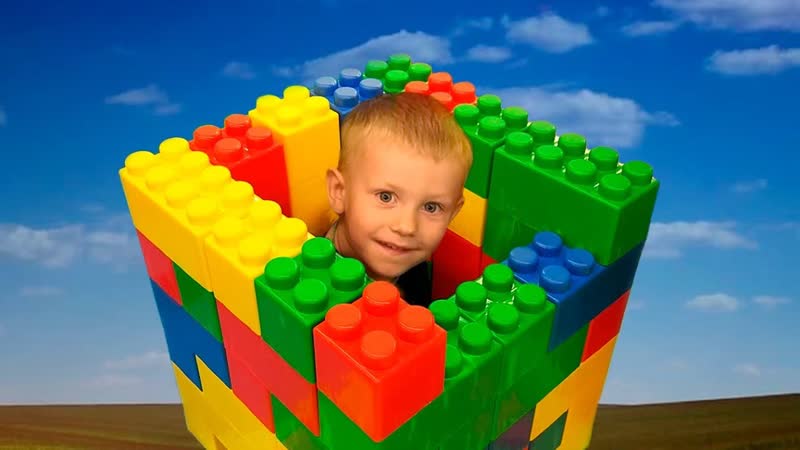 Малыш и сонный папа играют в Развлекательном центре. Видео