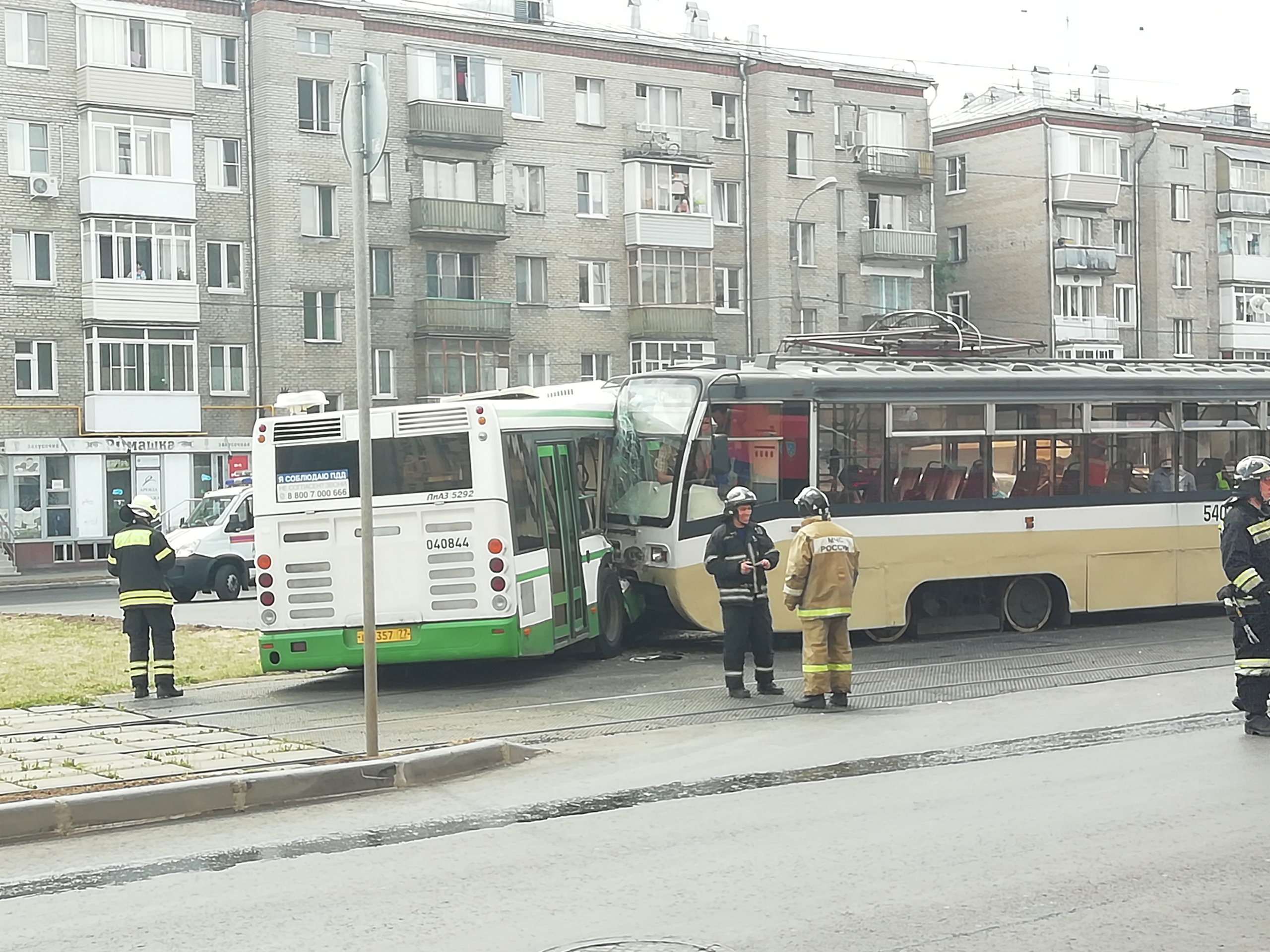 На улице Ивантеевская в восточном административном округе столицы столкнулись трамвай и пассажирский автобус Это картинка