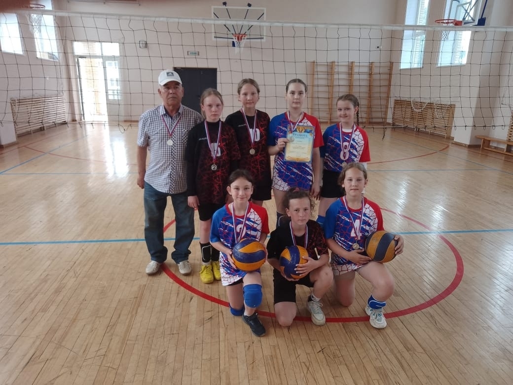 Наши юные волейболистки - серебряные призеры Открытого первенства Алнашского района по волейболу среди девочек 4-5 классов.