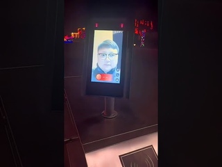 В Китае турникет с распознаванием лиц пропускает людей только с улыбкой.